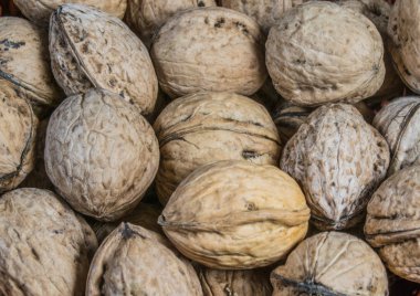 ahşap arka planda ceviz