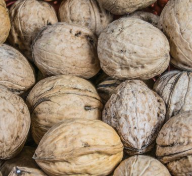 ahşap arka planda ceviz