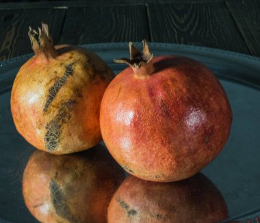 Gümüş plakaya yansıyan iki nar