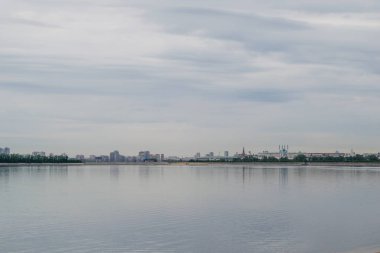 Kazan'ın merkezi, Volga nehri sularına yansıdı. Rusya