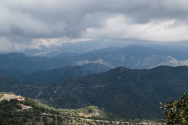 Kıbrıs'ta troodos dağları bulutlu bir günde