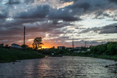Kazan sanayi bölgesinde Kazanka nehri eski yatak yakınında gün batımı, Rusya