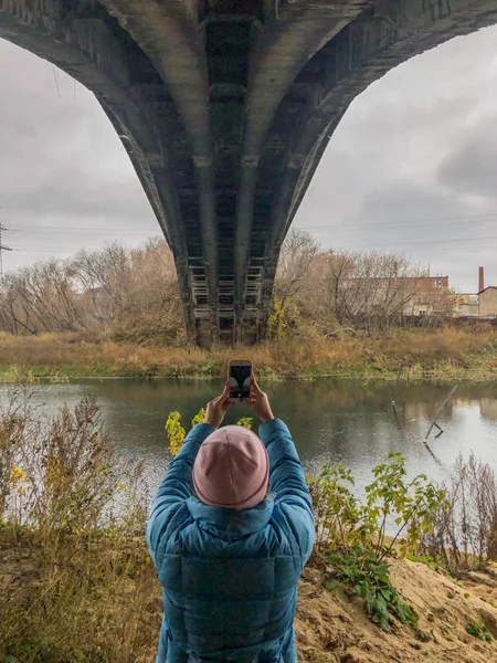 Mujer Tomando Fotos Bajo Puente Antiguo Puente Jorobado Distrito Kirovsky — Foto de Stock