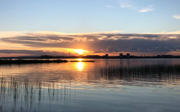 Hermosa puesta de sol sobre el río Volga en Kazán, Rusia —  Fotos de Stock