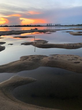 Volga nehrinin üzerinde güzel bir gün batımı. Kazan, Rusya