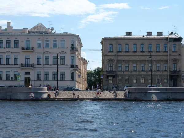 Embankment of the Neva River in St. Petersburg — Stock Photo, Image