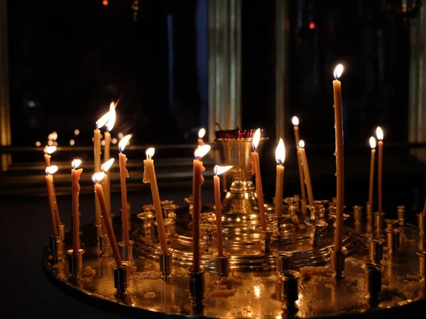 Brennende Kerzen in der Kirche im Dunkeln — Stockfoto