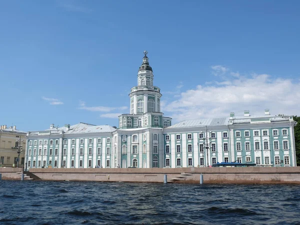 The building of the Kunstkamera on the banks of the Neva River in St. Petersburg, Russia — Stock Photo, Image