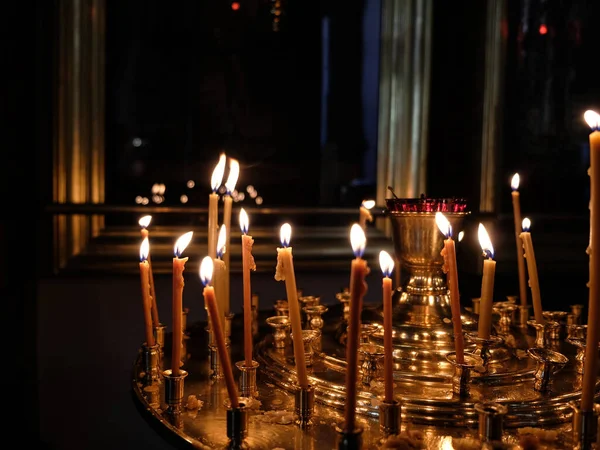 Burninig candles in the church in the dark — Stock Photo, Image