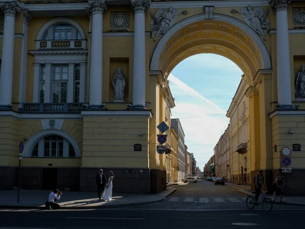 Fotógrafo Tirando Fotos Recém Casados Aterro São Petersburgo Rússia — Fotografia de Stock
