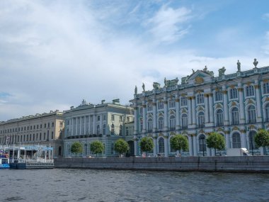St. Petersburg, Rusya 'daki Neva Nehri kıyısındaki Kış Sarayı Hermitage.