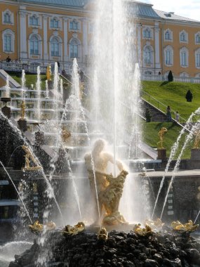 26 Temmuz 2020 - Peterhof, Rusya: Büyük Şelale 'de bir aslanın ağzını yırtan Samson heykeli