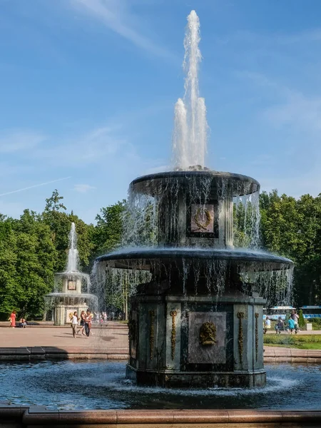 26 de julio de 2020 - Peterhof, Rusia: Fuentes del parque inferior de Peterhof —  Fotos de Stock