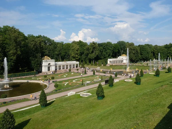 The lower park in Peterhof, Russia, Summer sunny day — Stock Photo, Image