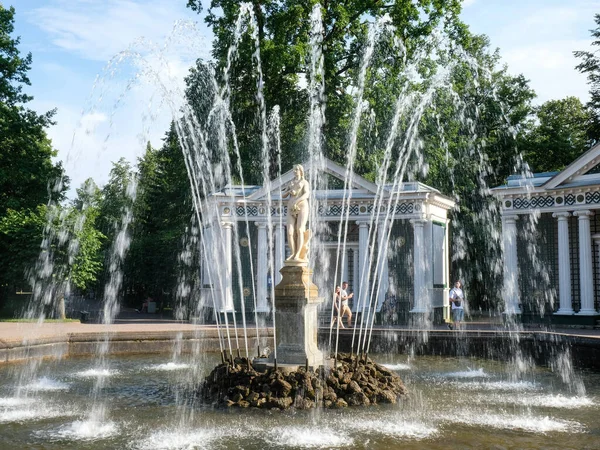 26. Juli 2020 - Peterhof, Russland: Brunnen im Unteren Park von Peterhof — Stockfoto