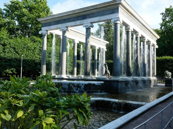26 Juli 2020 - Peterhof, Rusia: Fountains of the Lower park of Peterhof — Stok Foto