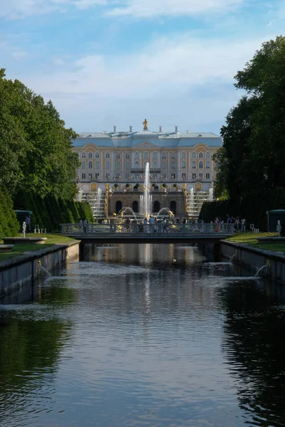 26 Temmuz 2020 - Peterhof, Rusya: Kanal, Büyük Şelale ve Saray — Stok fotoğraf
