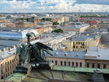 St. Isaac Katedrali Colonnade 'den Rusya' nın yaz günü Saint Petersburg hava manzarası
