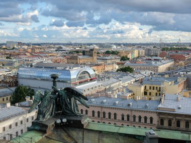 St. Isaac Katedrali Colonnade 'den Rusya' nın yaz günü Saint Petersburg hava manzarası