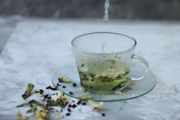 Detox Essen und Trinken gesundes Lebensstilkonzept. Glas grüner Tee mit Jasmin auf grauem Hintergrund. schließen — Stockfoto