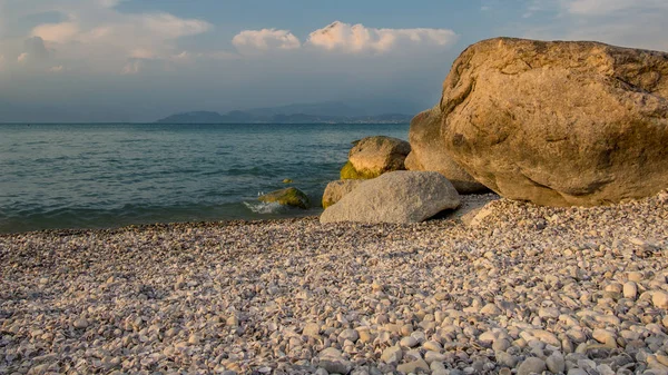 Kameny Pláži Jezera Garda Itálii — Stock fotografie