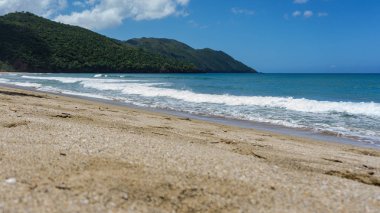 Dağlar ve ekvatorun kuzeyinde Karayip Punta Cana, Atlantik Okyanusu, ağaç ile tropikal bir plaj