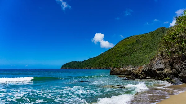 在加勒比海的蓬塔卡纳 大西洋 赤道以北的热带海滩 有山脉和树木 — 图库照片