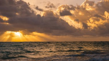 Romantik gündoğumu günbatımı tropikal Karayipler üzerinde plaj Punta Cana, Ekvatorun kuzeyinde