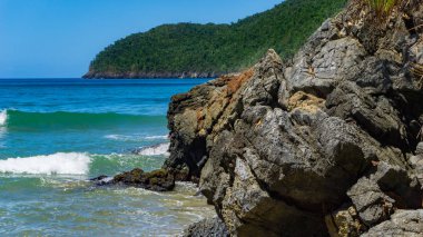 Bir plaj kayalar ve ekvatorun kuzeyinde Punta Cana, Atlantik Okyanusu, dalgalar