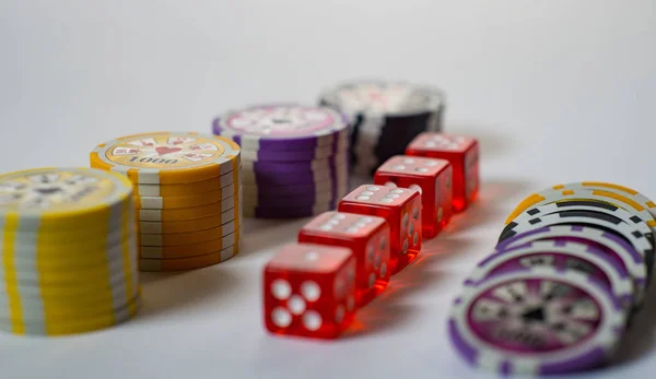  Casino fişi ve iskambil farklı takımlar ve yığın için blackjack veya spor poker kumar düşme. Oyun ve kumar, şans ve kazanan Tema