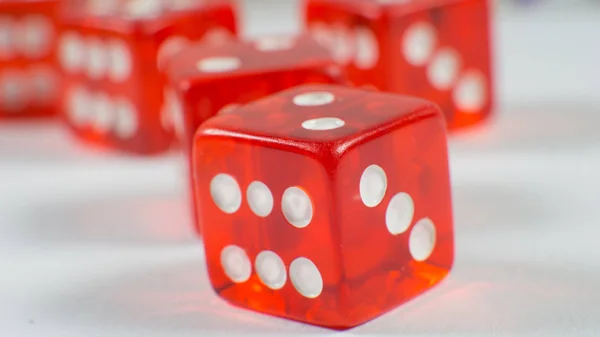 Poker ve casino mutluluk oyunlar için şans kavramı kırmızı zar.