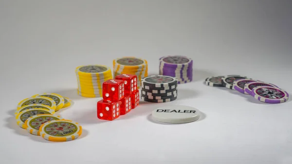 Casino fişi ve iskambil farklı takımlar ve yığın için blackjack veya spor poker kumar düşme. 