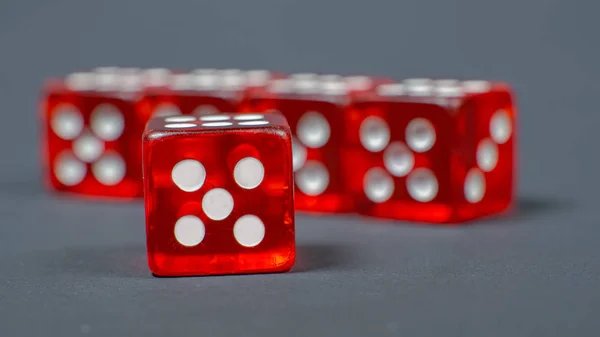 Poker ve casino mutluluk oyunlar için şans kavramı kırmızı zar.