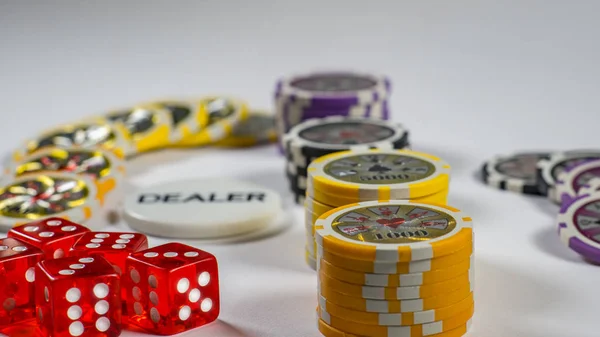 Pocker Glücksspiel Würfel Und Cip Spielkarten Würfel Und Spielmarken Vor Stockbild