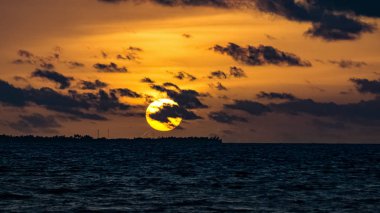 Sunrise bir ada Adaaran seçin Meedhupparu Hint Okyanusu üzerinde Maldivler sahilde.