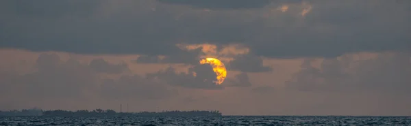 Sunrise bir ada Adaaran seçin Meedhupparu Hint Okyanusu üzerinde Maldivler sahilde.
