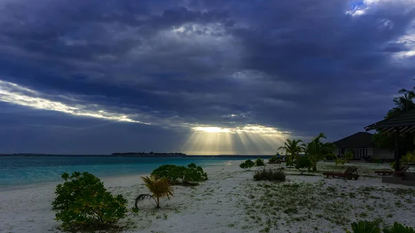 Solstrålar Stranden Maldiverna Adaaran Select Meedhupparu Indiska Oceanen — Stockfoto