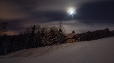 gece ay ve bulutlar dağ, Harrachov Çek Cumhuriyeti ormandaki evinde