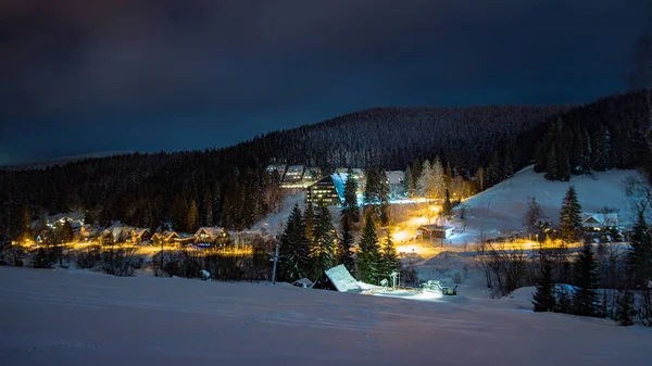 Gece bir şehir dağlarda Harrachov, Çek Cumhuriyeti