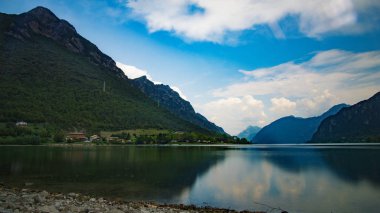 Yatay, dağlar, göller İtalya, Idrosee dağ vadisinde. İtalya dağlarda güzel doğa peyzaj