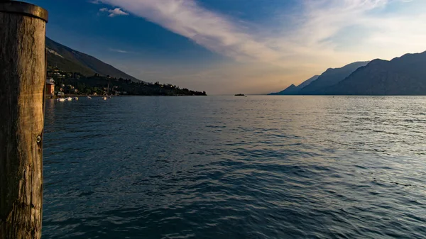 İtalya, Idrosee dağ vadisinde bir göl. İtalya dağlarda güzel doğa peyzaj.