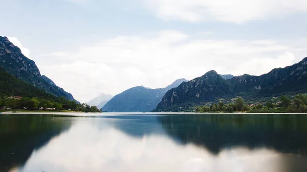Yatay, dağlar, göller İtalya, Idrosee dağ vadisinde. İtalya dağlarda güzel doğa peyzaj