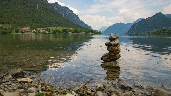 Kameny Jezeře Horském Údolí Itálii Idrosee Nádherná Příroda Horách Itálie — Stock fotografie