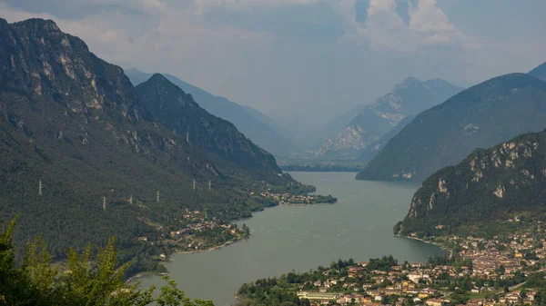 İtalya, Idrosee dağ vadisinde bir göl. İtalya dağlarda güzel doğa peyzaj.