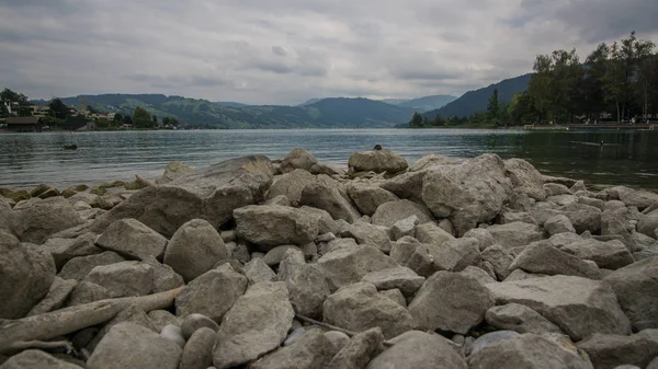 Πέτρες Στην Όχθη Της Λίμνης Στο Gerisee Στην Ελβετία — Φωτογραφία Αρχείου