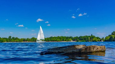 Orman manzara Duisburg, Almanya ile yaz aylarında göl kenarında Ride yelkenli