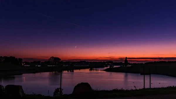 Riverside adlı Duisburg, Almanya Ren Nehri, yaz aylarında günbatımı