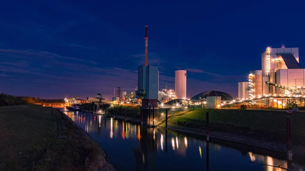 Pilhas Fumaça Usina Após Pôr Sol Noite Verão Duisburg Alemanha — Fotografia de Stock