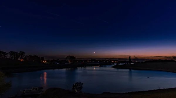 Riverside adlı Duisburg, Almanya Ren Nehri, yaz aylarında günbatımı