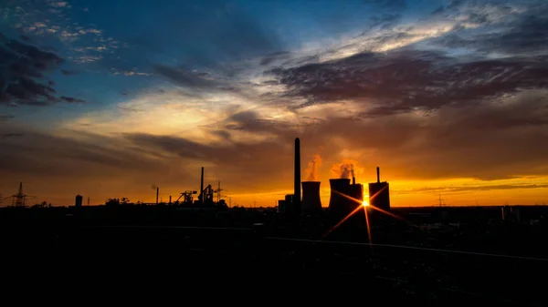 Indústria Pôr Sol Noite Verão Com Chaminés Vapor Noite Verão — Fotografia de Stock